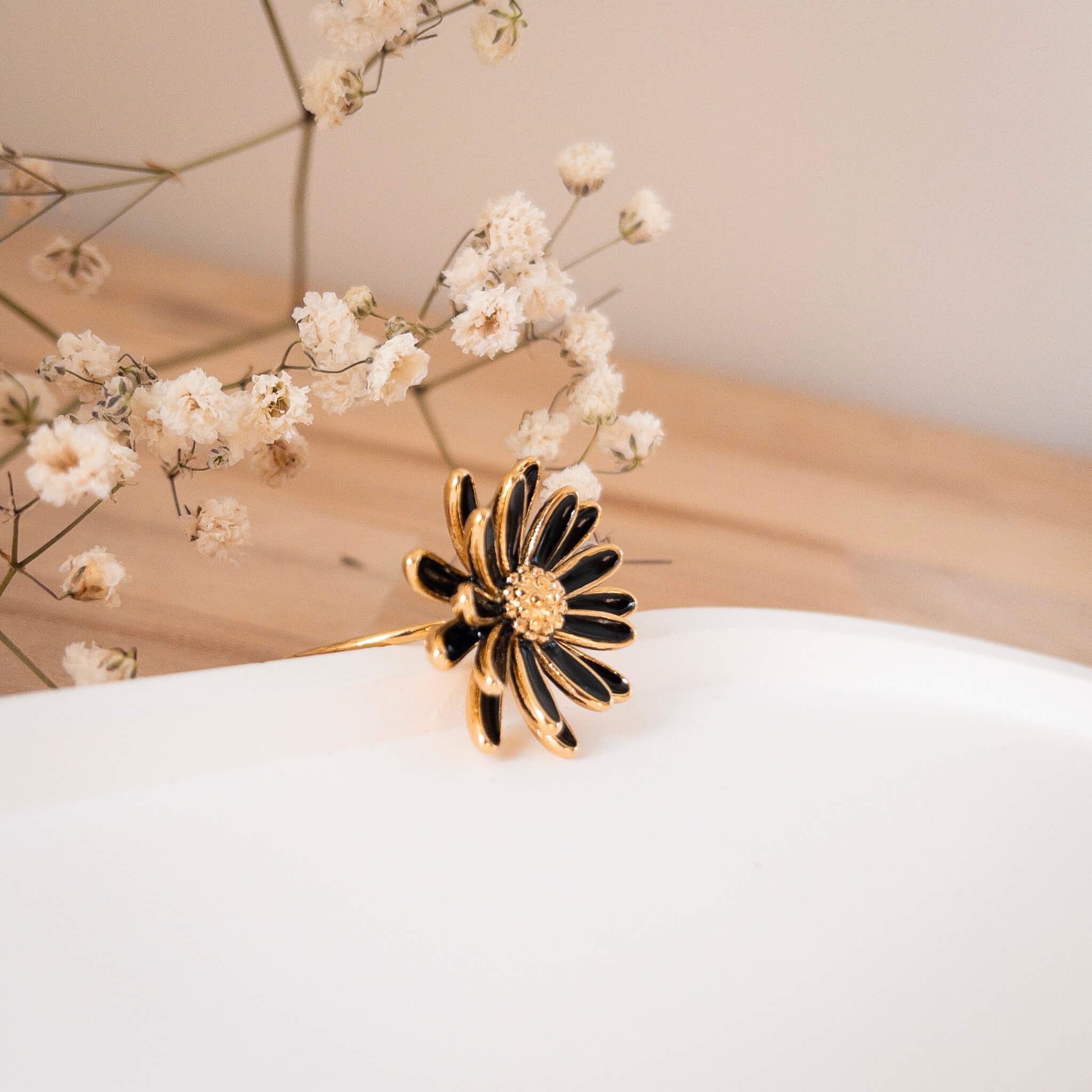 Bague fleur émaillée noir Julia | Acier inoxydable