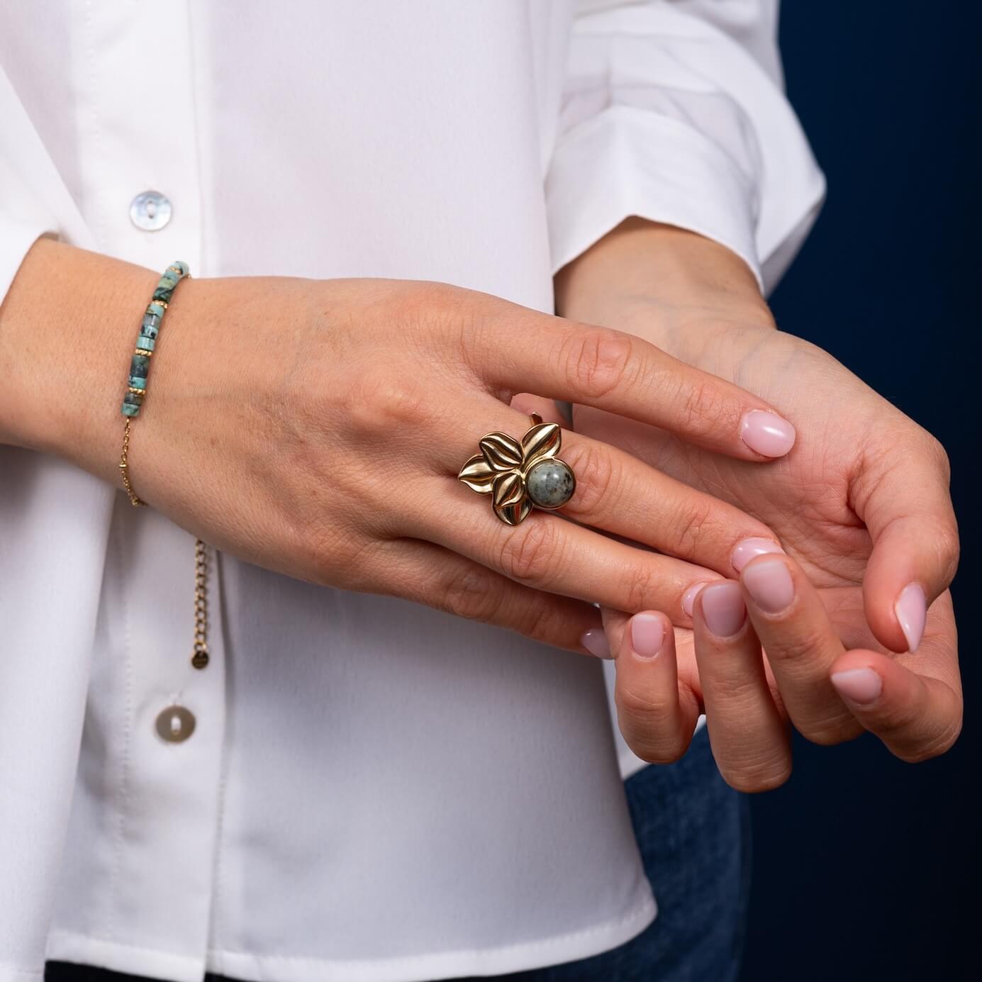 Bague fleur Rachel | Acier inoxydable et résine verte marbré
