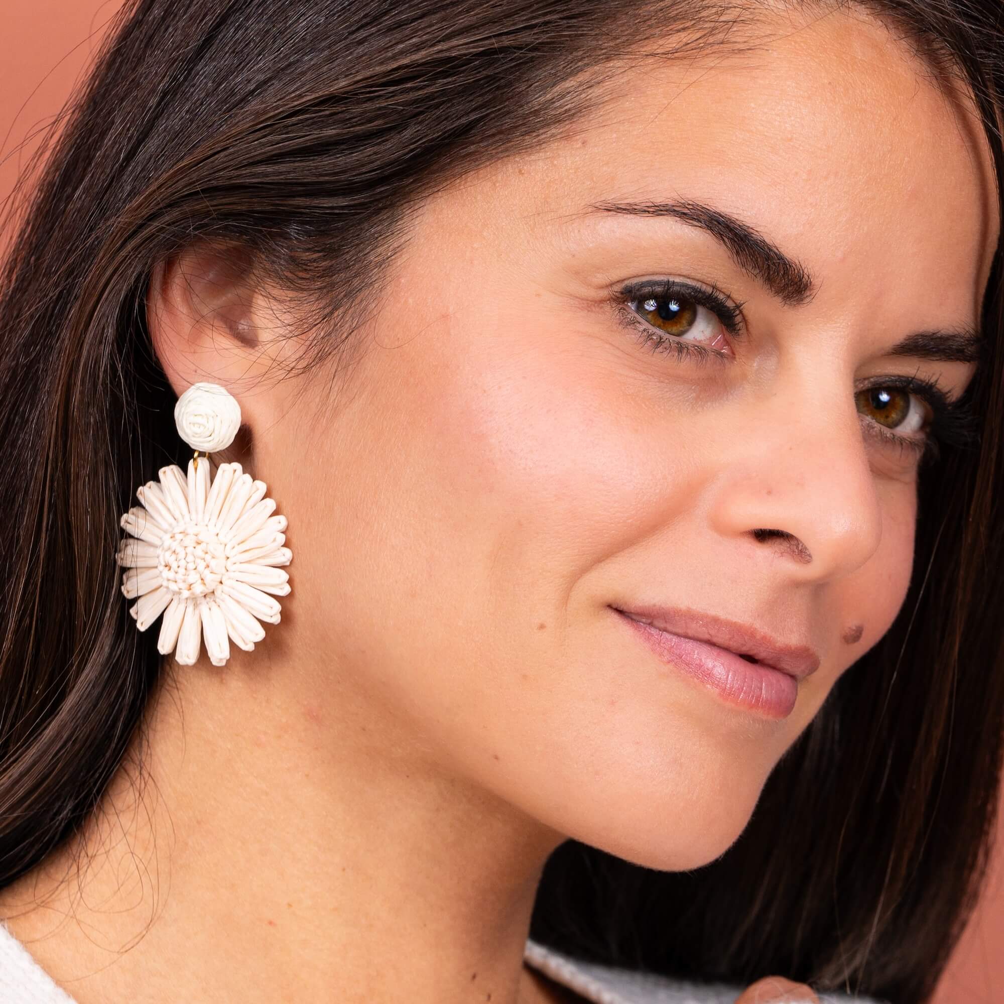 Boucles d'oreilles fleur raphia Alma | Acier inoxydable