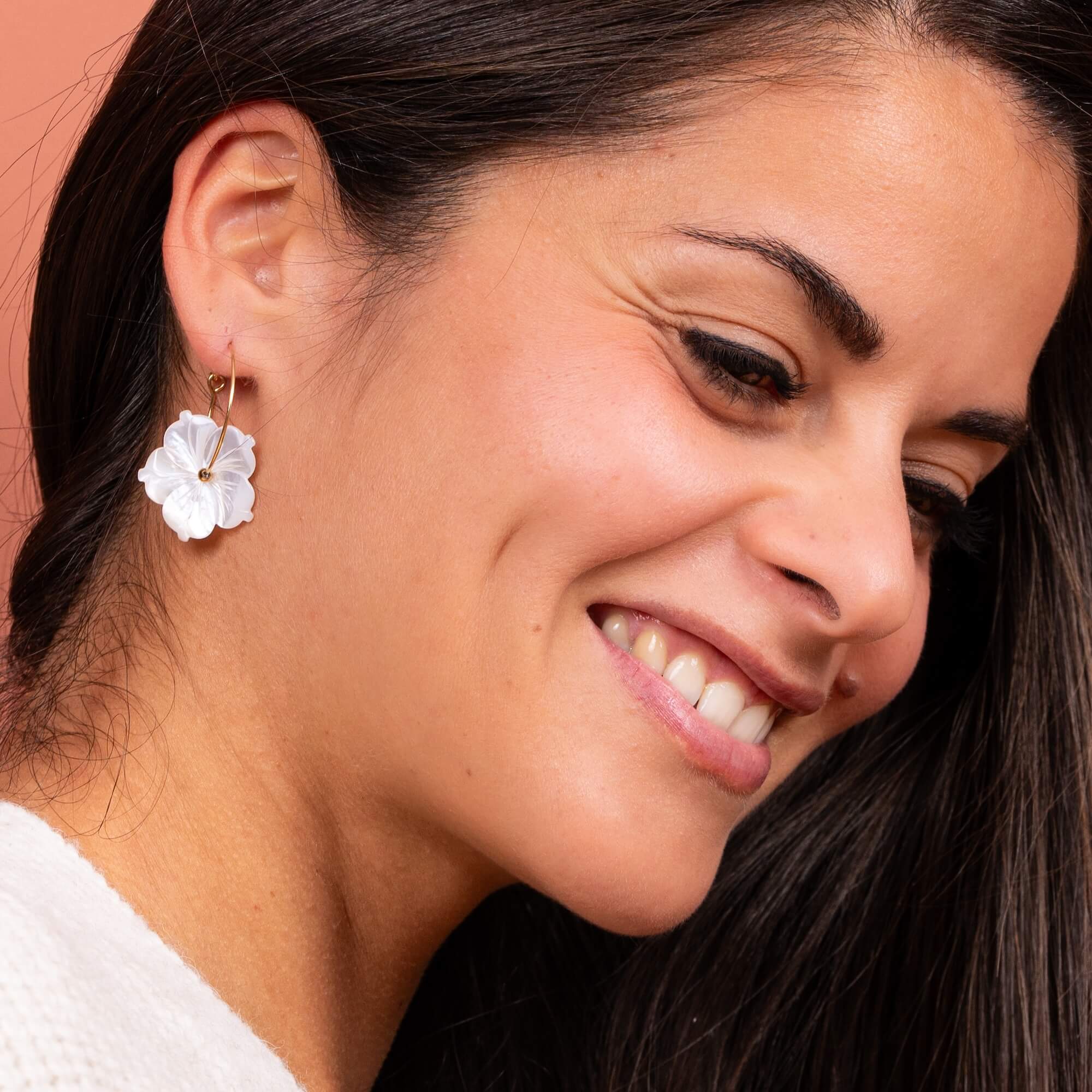 Créoles fleur nacrée Nikki | Acier inoxydable et nacre